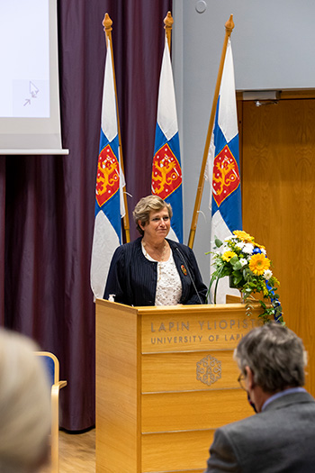 Ranskan Suomen-suurlähettiläs Agnès Cukierman pitämässä puhetta Lapin yliopiston lukuvuoden avajaisissa.