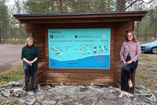 Mirja Hiltunen ja Eija Tanskanen Tähtelän kyltin vieressä.