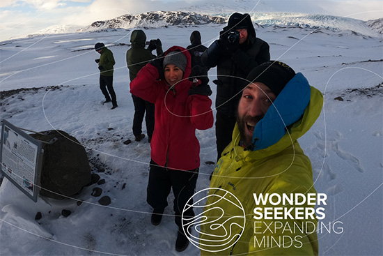 Valokuvia ottavia matkailijoita lumisessa maisemassa.