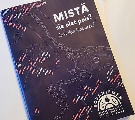 Rovnaiemen kotiseutupäivien käsiohjelma, jonka kannessa lukee suomeksi Mistä sie olet pois? ja saameksi Gos don leat eret?