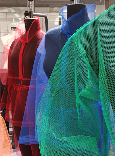 Ana Nuutinen: Hyttysvaatteita. Mallinukkejen päällä kolme eriväristä, harsomaista vaatetta.