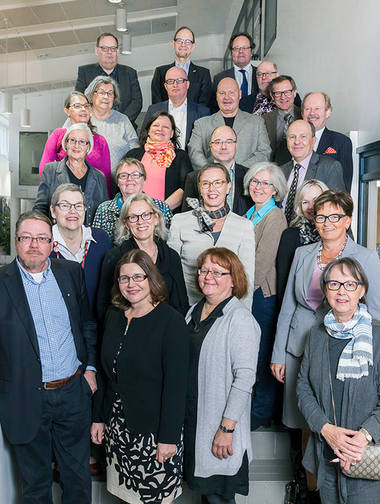 Lapin yliopiston oikeustieteiden tiedekunnan ensimmäisen vuosikurssin opiskelijoita alumnitapaamisessa