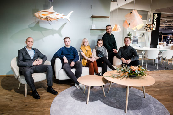 Kurssin ohjaaja ja suunnittelijoita ryhmäkuvassa Vepsäläisen näyttelyssä syksyllä 2021. Kuva: Jussi Leinonen, 2021.