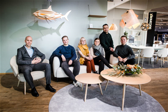 Kurssin ohjaaja ja suunnittelijoita ryhmäkuvassa Vepsäläisen näyttelyssä syksyllä 2021. Kuva: Jussi Leinonen, 2021.