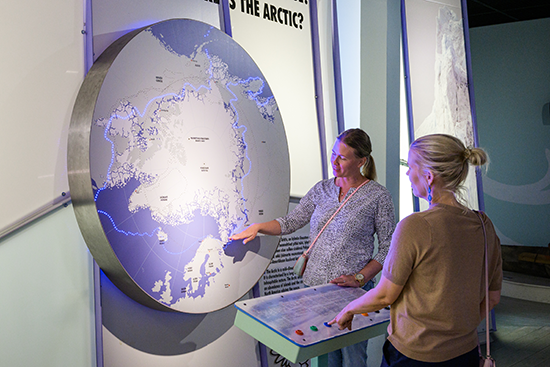 Opastus arktisen kartan äärellä.