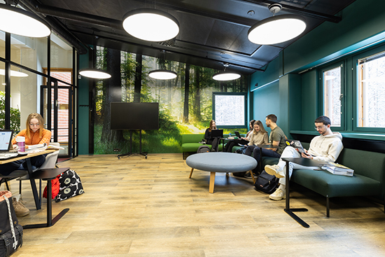 Students in modern learning environments at the University Library. Photo: Ville Rinne.
