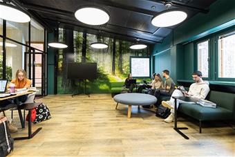 Students in modern learning environments at the University Library. Photo: Ville Rinne.