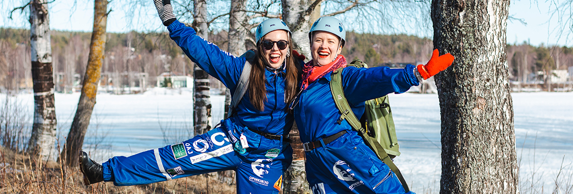 Opiskelijahaalareihin pukeutuneita kasvatustieteiden tiedekunnan opiskelijoita luonnossa