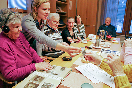 Rovaniemen Veljeskodin ja Lapin yliopiston opiskelijoiden yhteisötaideprojekti: Kollektiivista valokuvallista muistelutyötä veteraanien kanssa. Kuva: Eeva Vanhanen