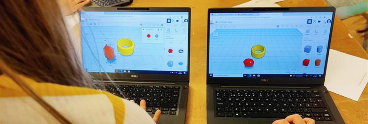 Oppilaat mallintavat Tinkercad-ympäristössä käyttäen tietokoneita.