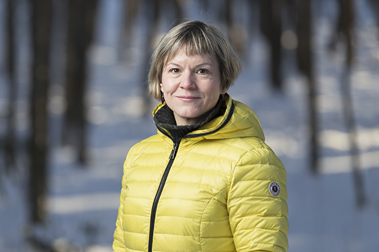 Kuvassa puolipotrettissa Marianne Silén