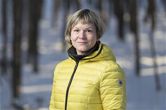 Kuvassa puolipotrettissa Marianne Silén