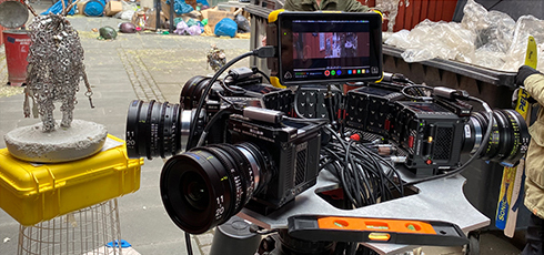 Árran 360° -teoskokonaisuuden kuvaamiseen käytetty erikoisvalmisteinen kameralaitteisto, jossa kuusi RED-elokuvakameraa on liitetty yhteen puolikaaren muotoon. Kuva: Suvi Autio.