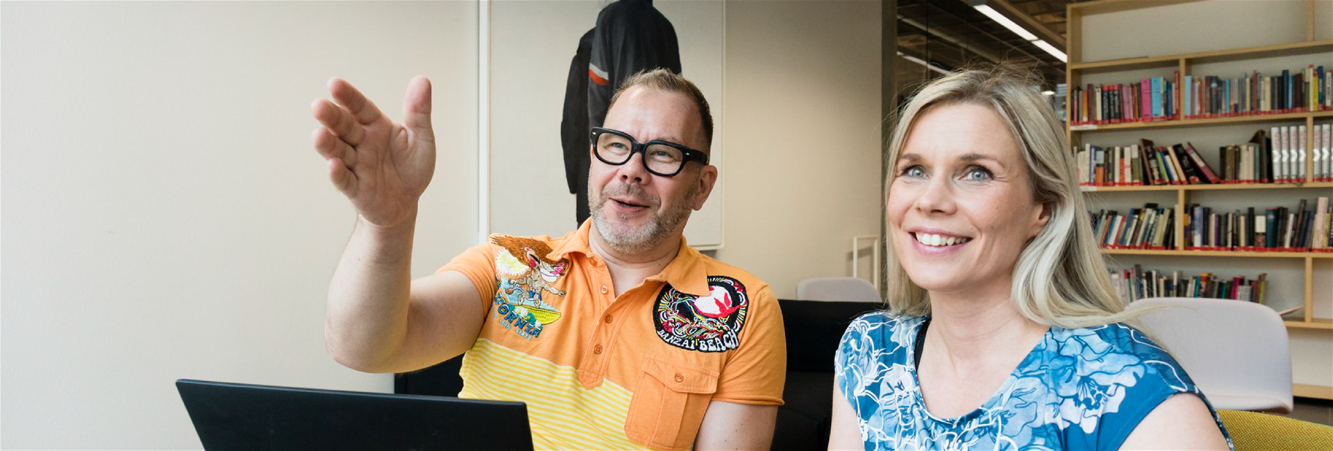 Mies- ja naishenkilö keskustelemassa