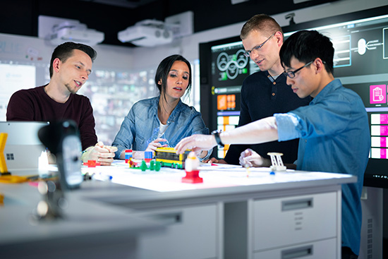 Ihmisiä 10X-palvelumuotoilulaboratoriossa.