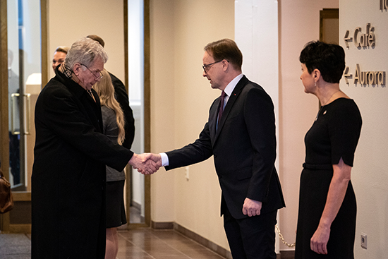 Rehtori Antti Syväjärvi ja Arktisen keskuksen johtaja Johanna Ikävalko kättelevät presidentti Niinistöä Arktikumin aulassa.