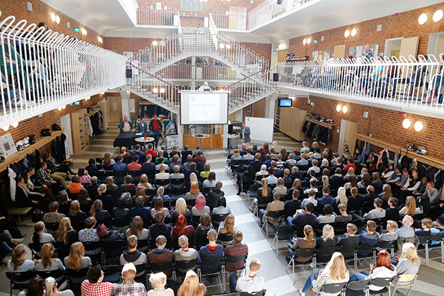 Lukiolaiset kuuntelevat Tieteen päivien esitystä Lyseonpuiston lukiolla.