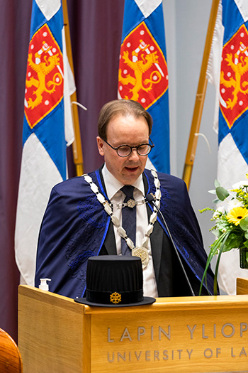 Rehtori Antti Syväjärvi pitämässä lukuvuoden avajaispuhetta.