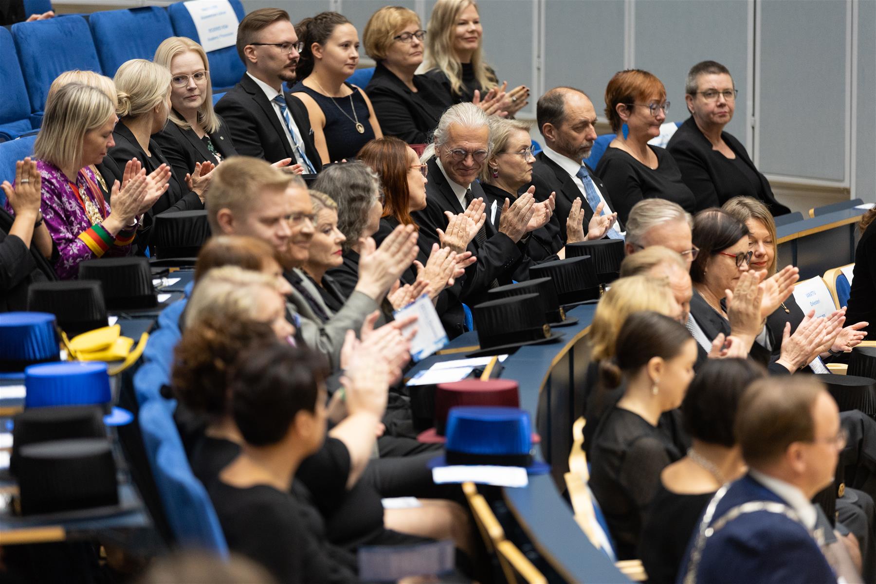 Avajaiset yleisö.JPG