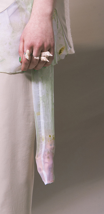 Mirjam Yeboah, yksityiskohta vaatemallistosta MUTABU, kierrätysmateriaalit, villahuopa, bakteeriselluloosa, 2016, kuva: Mikko Roininen