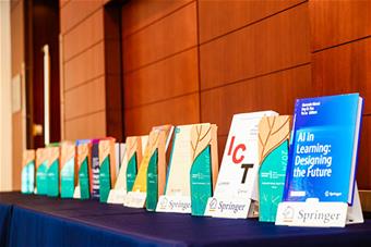 Kuva voittajateoksesta palkintopöydällä.