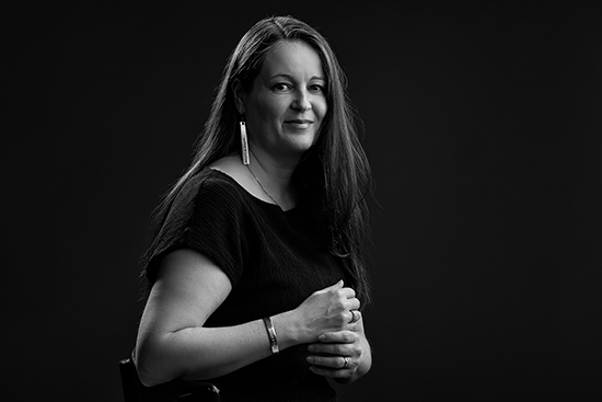 Mustavalkoinen puolipotretti Raisa Aineesta.