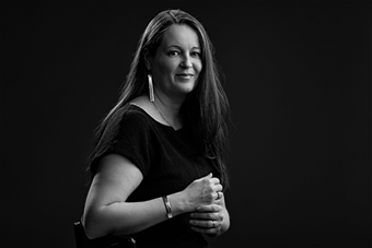 Mustavalkoinen puolipotretti Raisa Aineesta.