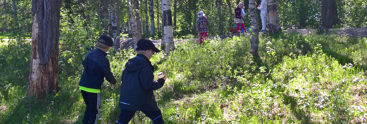 lapsia metsässä