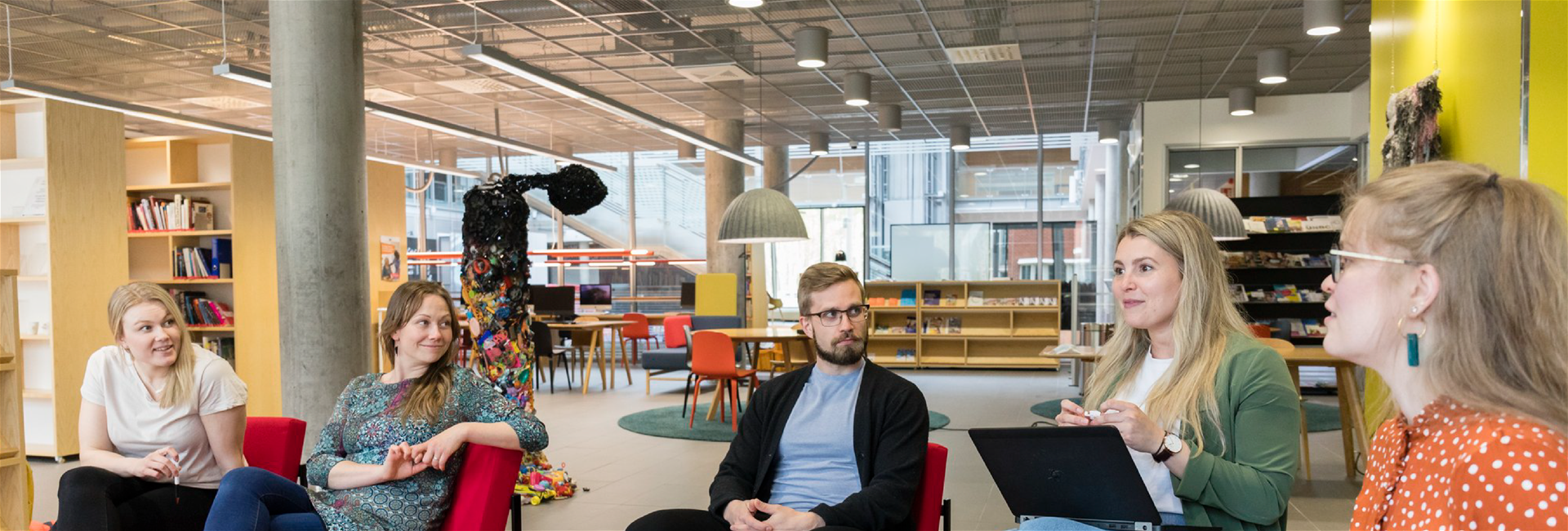 Henkilöitä työskentelemässä ja keskustelemassa yliopistolla