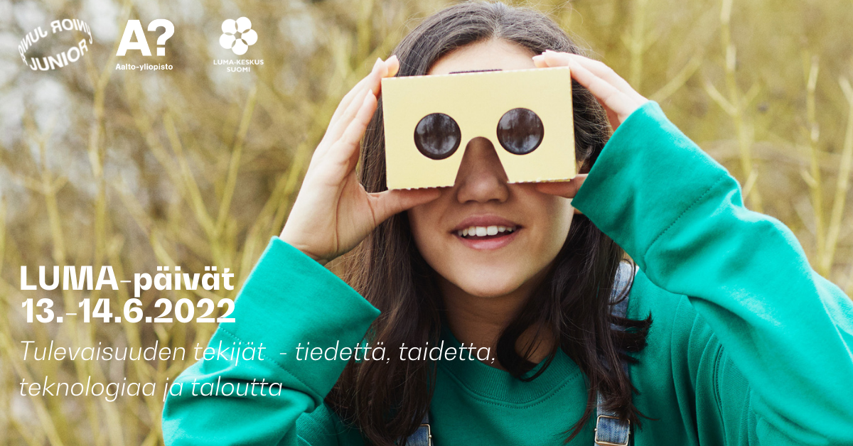 Henkilö katsoo kiikareilla heinäniityllä.