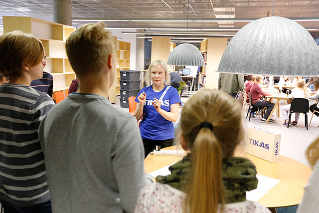 Opiskelijat kuuntelevat Tieteen päivien esitystä.