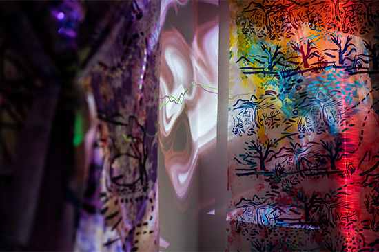 Kuva Marija Griniukin performanssista Techno voyeurism into a reflexive painting. Kuvassa gallerian seinällä projektio taiteilijan aivotoiminnasta taiteilijan esiintyessä samanaikaisesti ulkona. Kuva: M. Maslo.