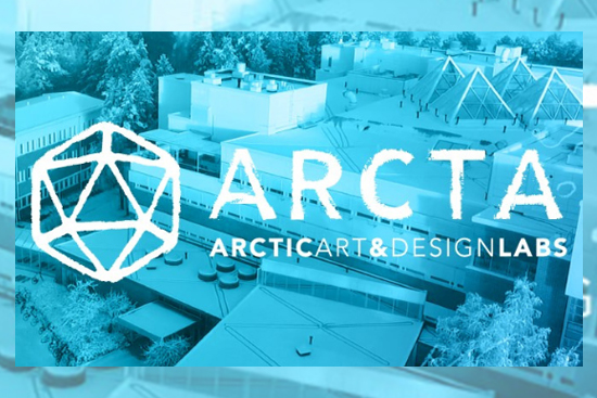Arcta – Arctic Art and Design Labs -logo taustallaan ilmakuva Lapin yliopiston taiteiden tiedekunnasta.