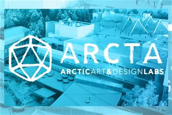 Arcta – Arctic Art and Design Labs -logo taustallaan ilmakuva Lapin yliopiston taiteiden tiedekunnasta.