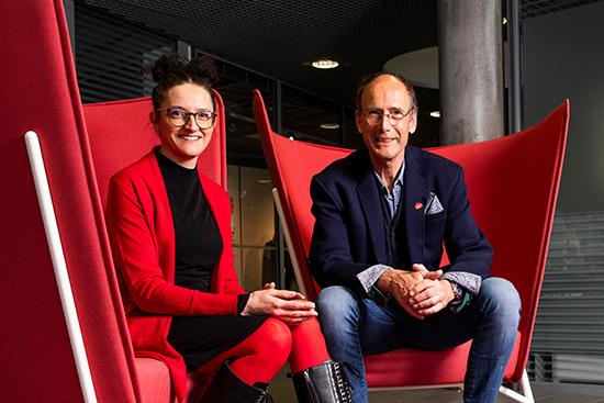 Rosa Maria Ballardini ja Rob van den Hoven van Genderen istuvat tuoleilla katsoen kameraan.