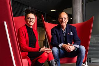 Rosa Maria Ballardini ja Rob van den Hoven van Genderen istuvat tuoleilla katsoen kameraan.