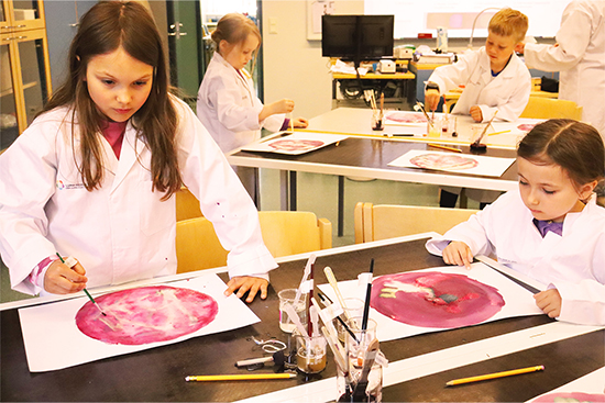 Lapsia Mustikkamagiaa-työpajassa