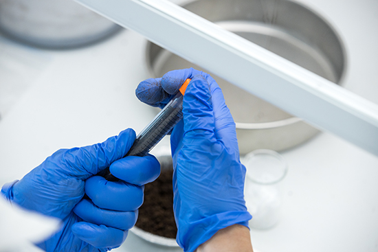 Koeputki, jonka sisällä maaperänäyte.