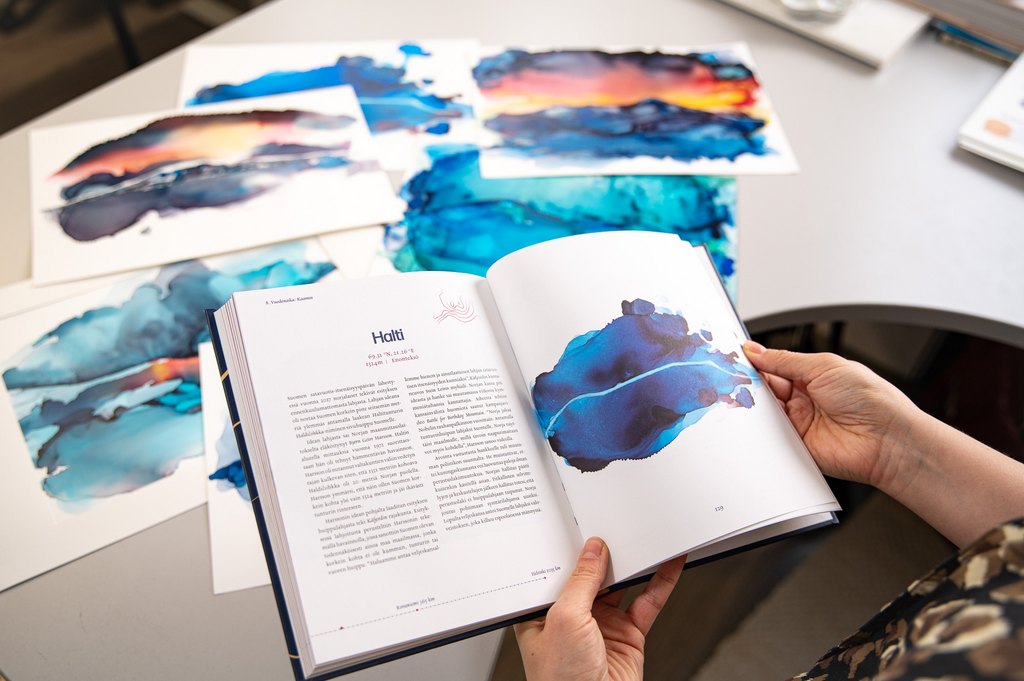 "Kirja, jossa näkyy kuvitettuja Suomen tuntureita."