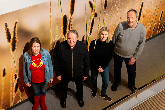 Arktisen keskuksen tiedeviestinnän henkilöstöä Arktikumin tiedekeskusnäyttelyssä.