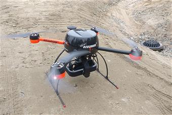 Kuvassa on maassa oleva drone. 