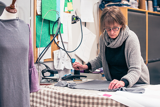 Pellavaisen neulemekon valmistusta Sodankylässä Pirita Designilla. Kuva: Krista Kuu.