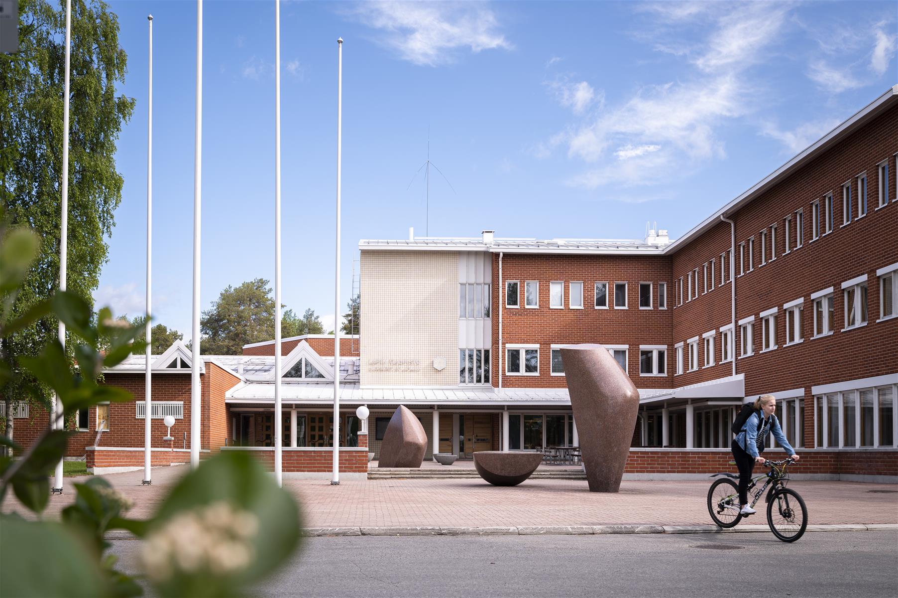 Lapin yliopiston kampus kesällä