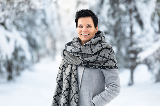 Piia Kaave talvisessa metsämaisemassa. Valokuva: Marko Junttila.