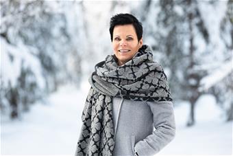 Piia Kaave talvisessa metsämaisemassa. Valokuva: Marko Junttila.