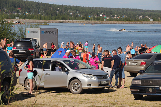 Youth partying by the water in Neryungri (Florian Stammler)_550x367.jpg