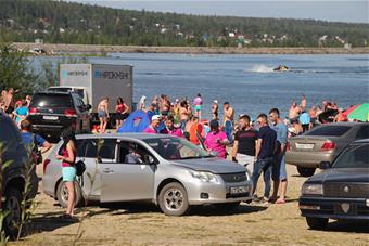 Youth partying by the water in Neryungri (Florian Stammler)_550x367.jpg