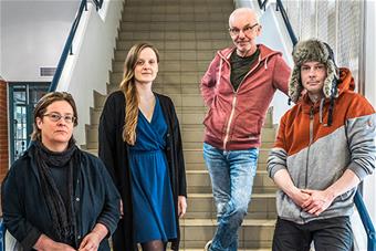 Aini Linjakumpu, Sandra Wallenius-Korkalo, Olli Tiuraniemi ja Tapio Nykänen seisovat yhteiskuntatieteiden tiedekunnan portailla Lapin yliopistolla. Valokuva Tapio Nykänen.