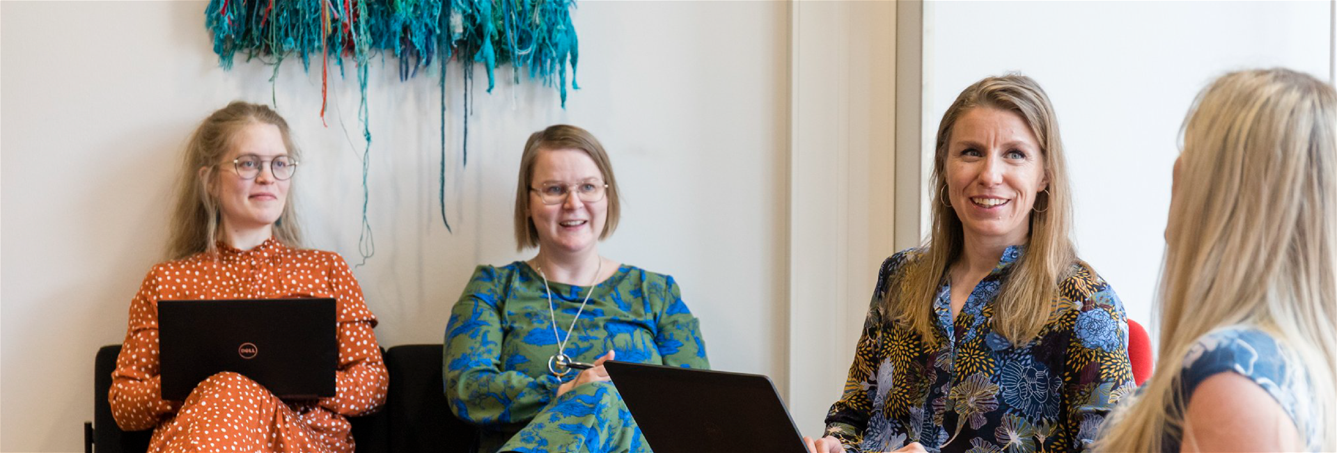 Nauravat ihmiset keskustelevat ja työskentelevät