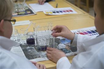 Koululaisten tiedeviikko Arktikumissa. Kuvaaja Risto Viitanen.